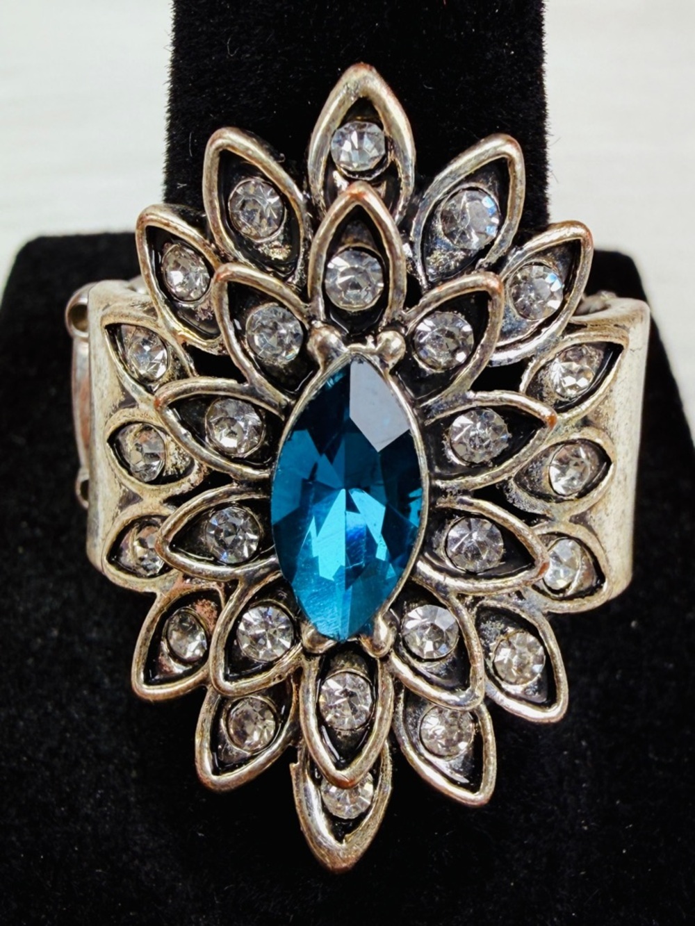Aged Silvertone clear blue bling size 7 adjustable stretching